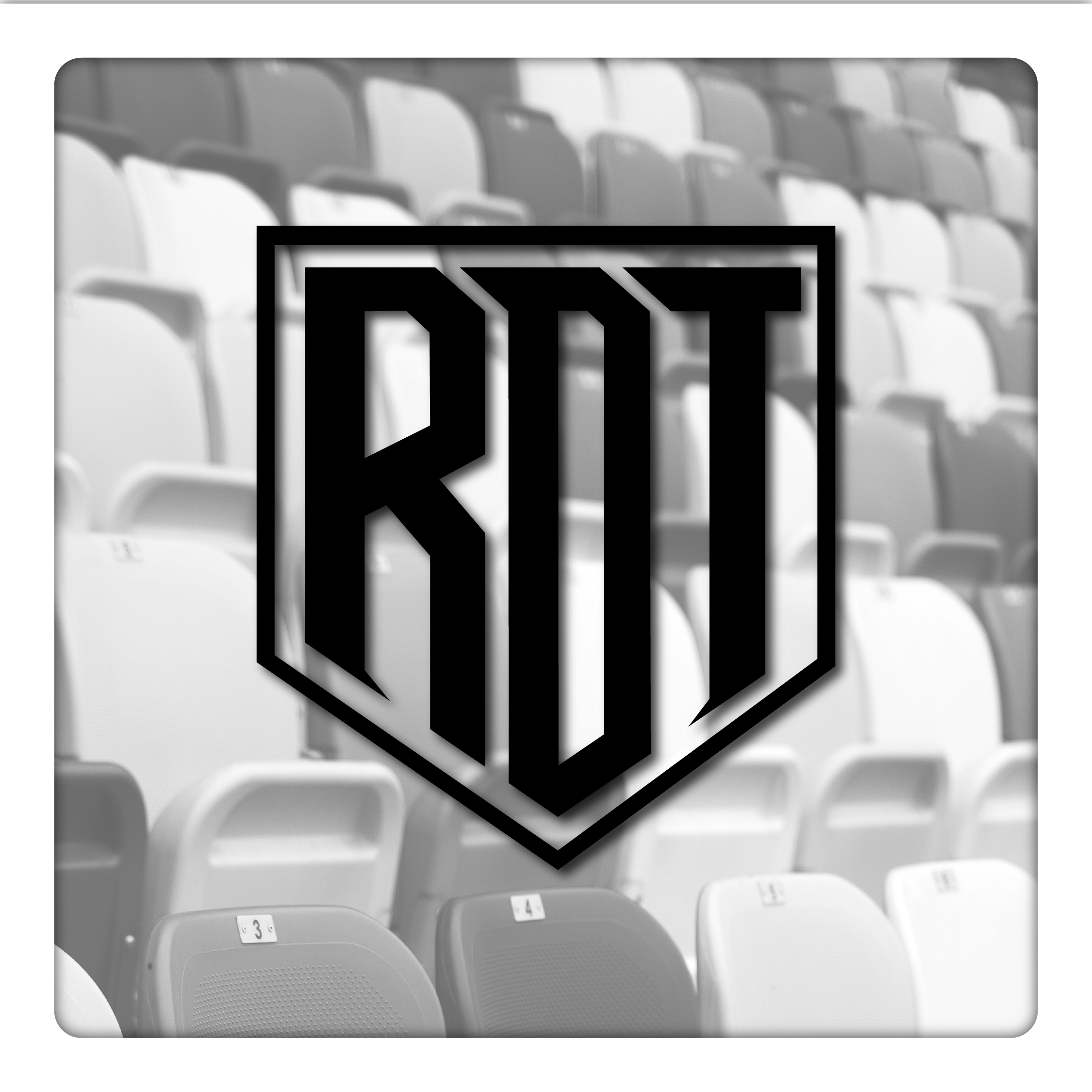 Escudo RDT en negro sobre una fotografía de tribunas en blanco y negro